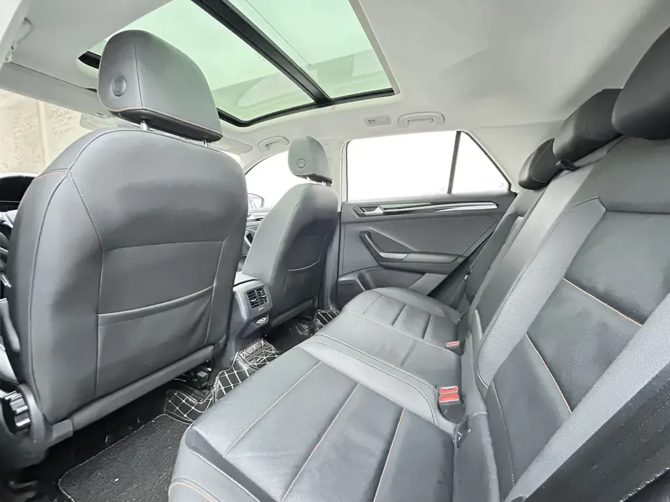 Volkswagen T-Roc Tangeu 280TSI DSG Two-Wheel Drive Comfort Smart Connectivity 30th Anniversary Edition 2022 — миниатюра 5