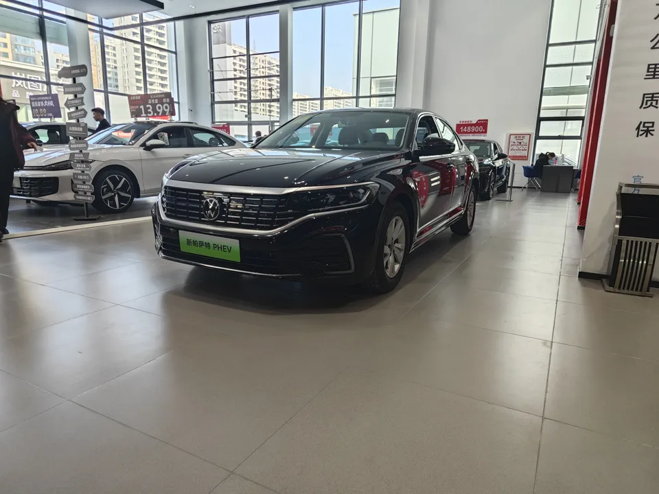 Volkswagen Passat PHEV 2025