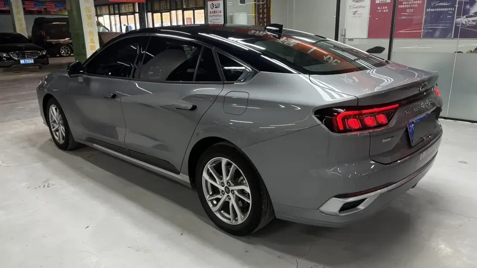 Ford Mondeo facelift EcoBoost 245 luxury model 2022 — миниатюра 4