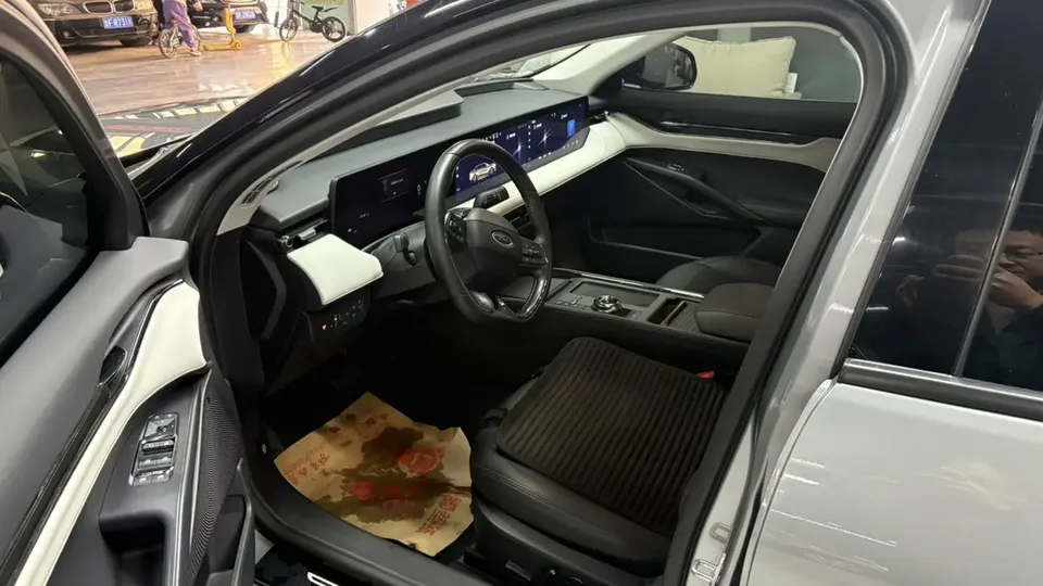 Ford Mondeo facelift EcoBoost 245 luxury model 2022 — миниатюра 5