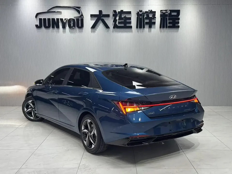 Hyundai Elantra 1.5L CVT LUX Premium Edition 2023 — миниатюра 2