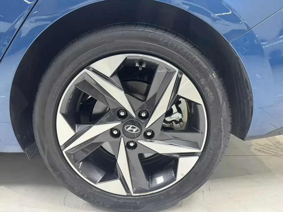 Hyundai Elantra 1.5L CVT LUX Premium Edition 2023 — миниатюра 3