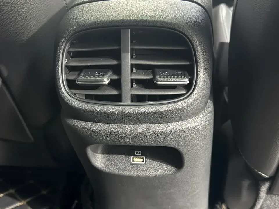 Hyundai Elantra 1.5L CVT LUX Premium Edition 2023 — миниатюра 5