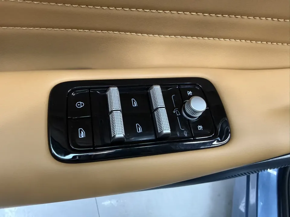 Geely Galaxy Starship 7 EM-i Galaxy Starship 7 EM-i 2025 120KM Pilot Edition 2025 — миниатюра 4