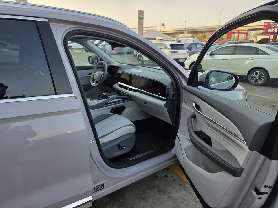 Geely Monjaro Xingyue L 2024 Hybrid 1.5T Tiangong Edition 2024 — миниатюра 4