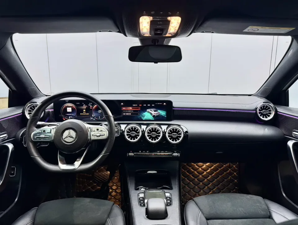Mercedes-Benz Mercedes Benz A Class second facelift A 200 L sports sedan fashion version 2023 — миниатюра 4
