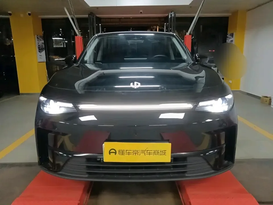 Leapmotor Zero running C10 Pure Electric 530 Comfort Edition 2025 — миниатюра 2