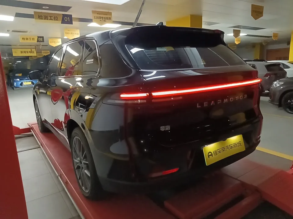 Leapmotor Zero running C10 Pure Electric 530 Comfort Edition 2025 — миниатюра 4