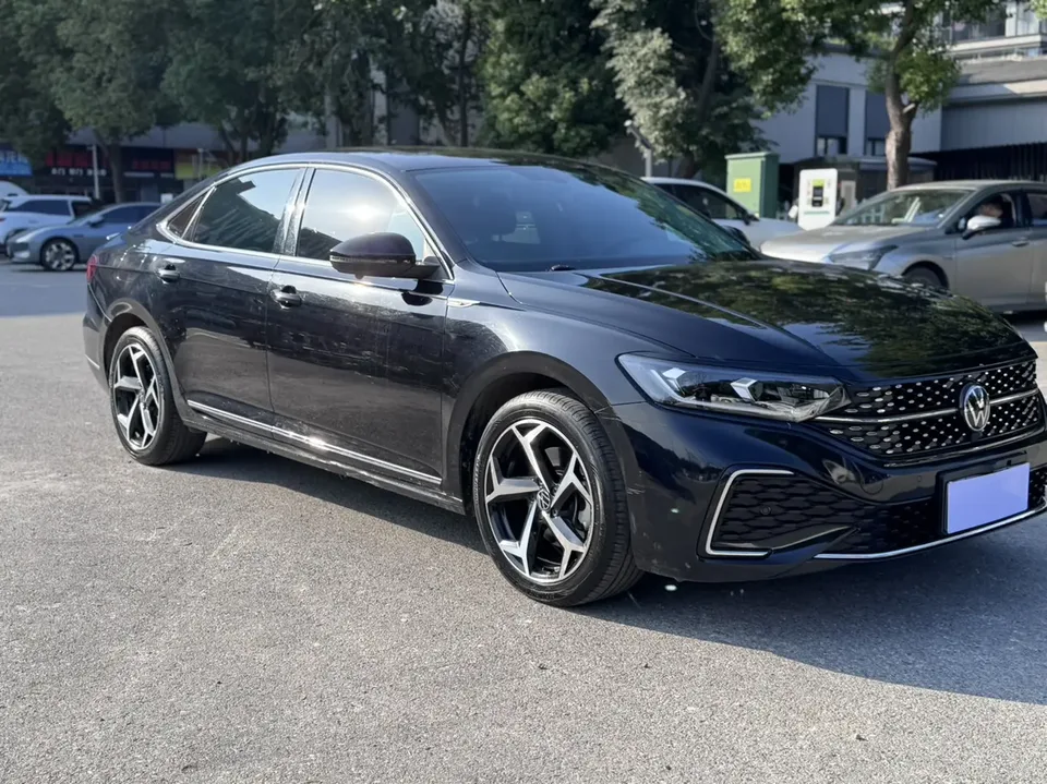 Volkswagen Passat facelift 330TSI Star Elite Edition 2023 — миниатюра 3
