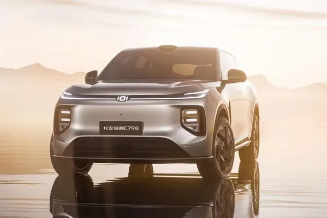Changan Qiyuan Q07 215 2025 — фото 1, купить с доставкой в Москву