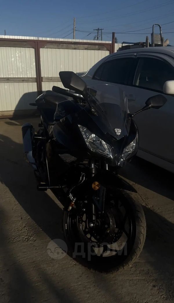 Kawasaki Ninja 300 2025