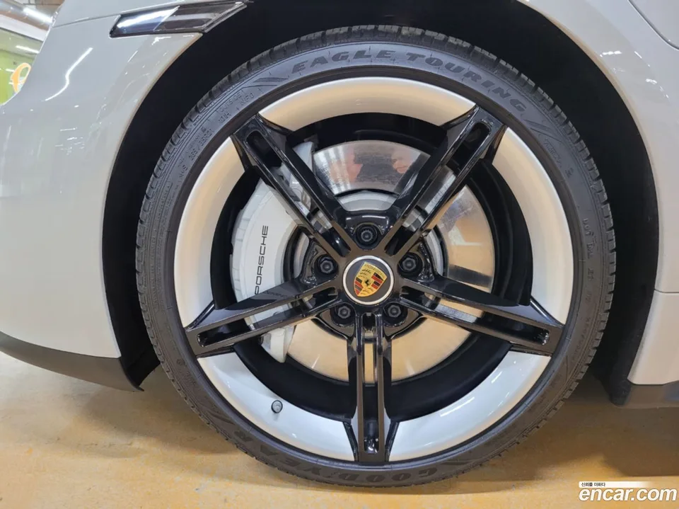 Porsche Taycan GTS 2022 — миниатюра 2