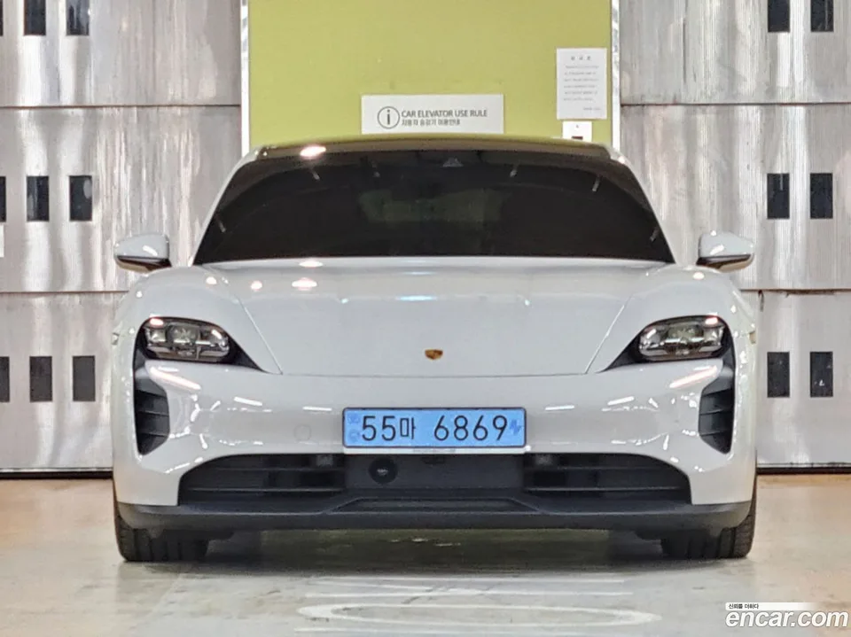 Porsche Taycan GTS 2022 — миниатюра 3
