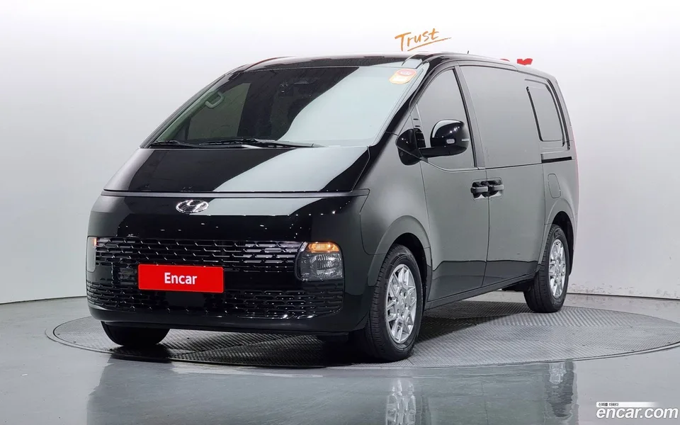 Hyundai Staria 5 2023 — фото 1, купить с доставкой в Москву
