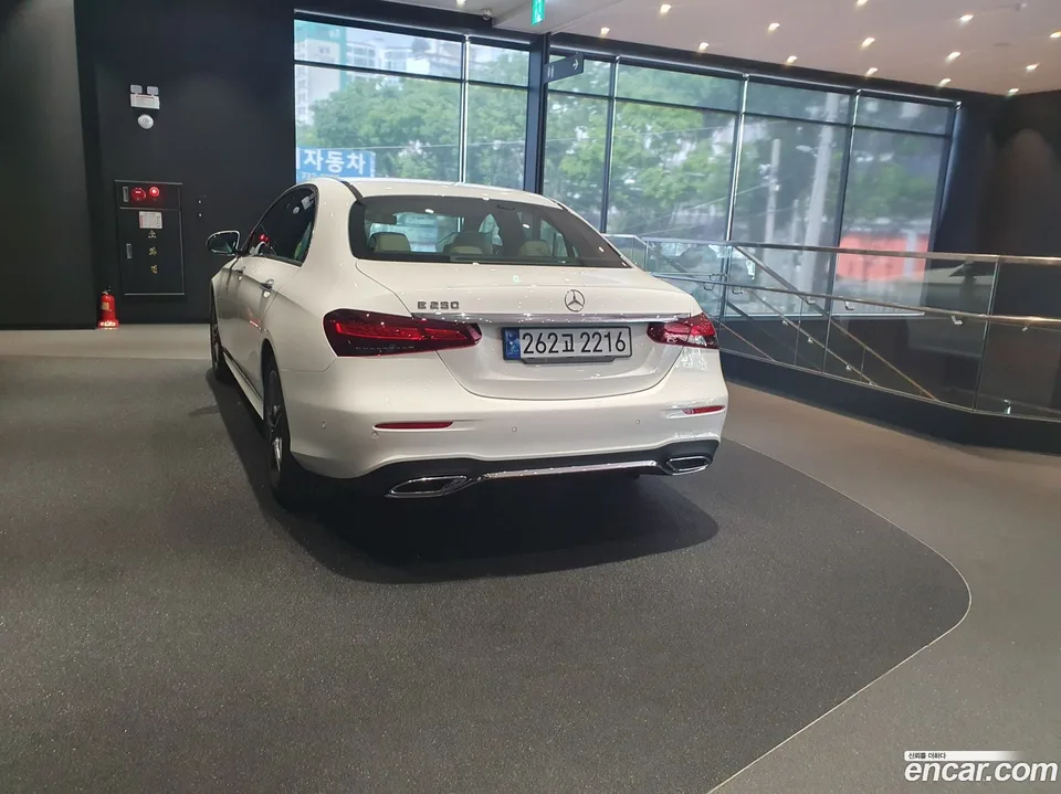 Mercedes-Benz E-Class E250 AMG Line 2023 — thumbnail 2