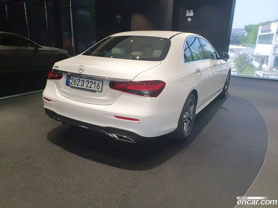 Mercedes-Benz E-Class E250 AMG Line 2023 — thumbnail 4