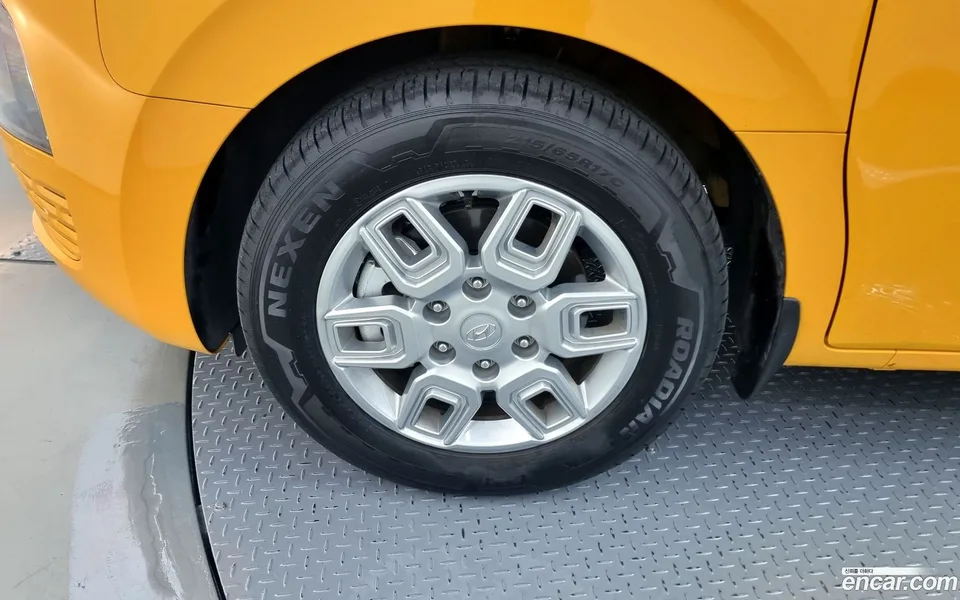 Hyundai Staria L3.5 2023 — thumbnail 2