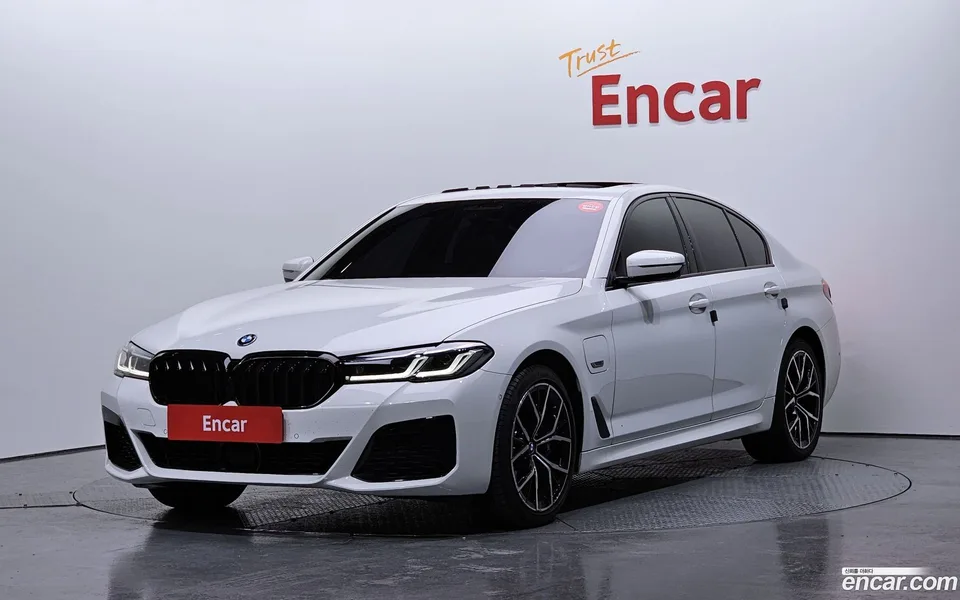 BMW 5 Series 530e M 2023 — фото 1, купить с доставкой в Москву
