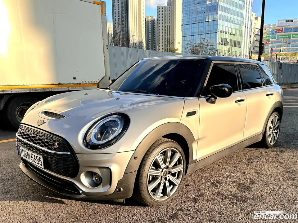 MINI Cooper S Clubman 2023 — фото 1, купить с доставкой в Москву