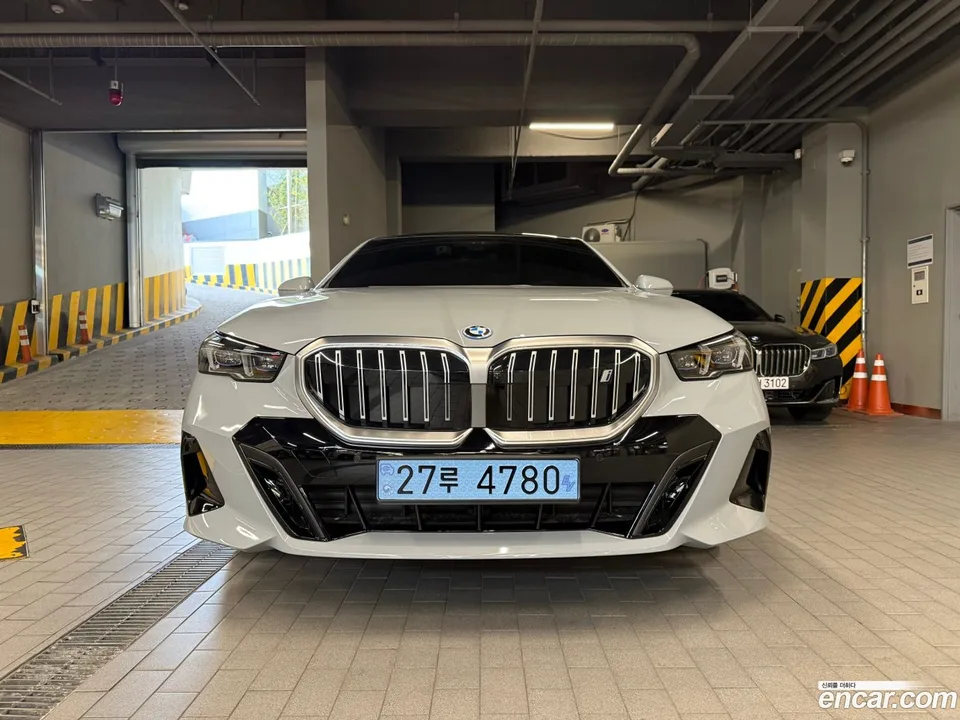 BMW i5 eDrive 40 M 2025 — фото 1, купить с доставкой в Москву