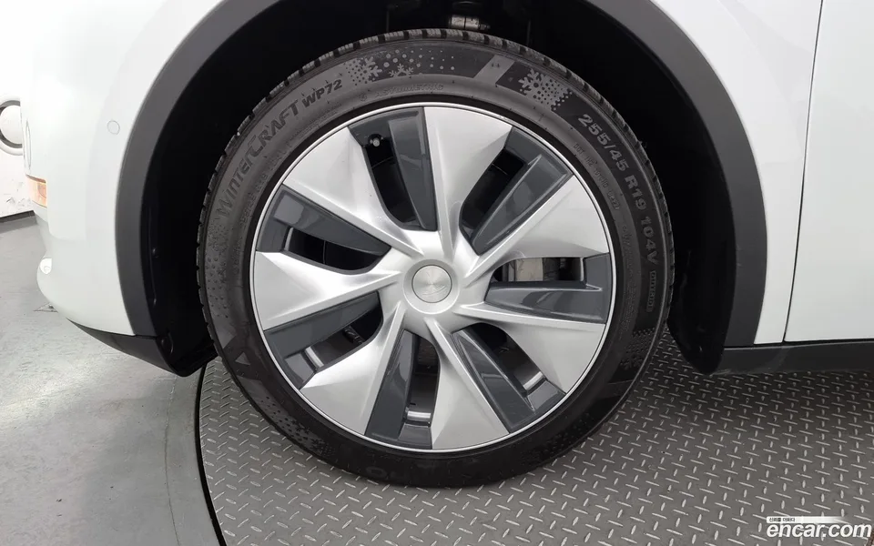 Tesla Model Y AWD 2022 — миниатюра 2