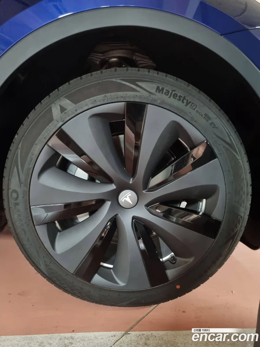 Tesla Model Y RWD 2023 — миниатюра 2