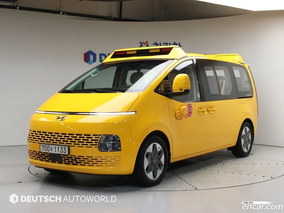 Hyundai Staria 2WD 2023 — фото 1, купить с доставкой в Москву