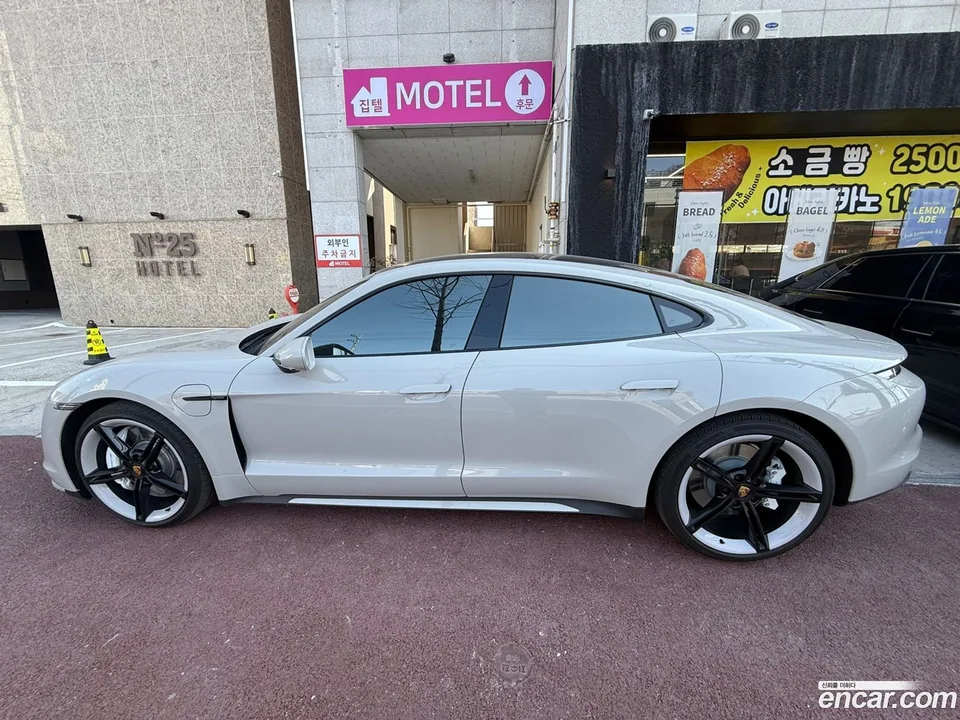 Porsche Taycan 2024 — thumbnail 2