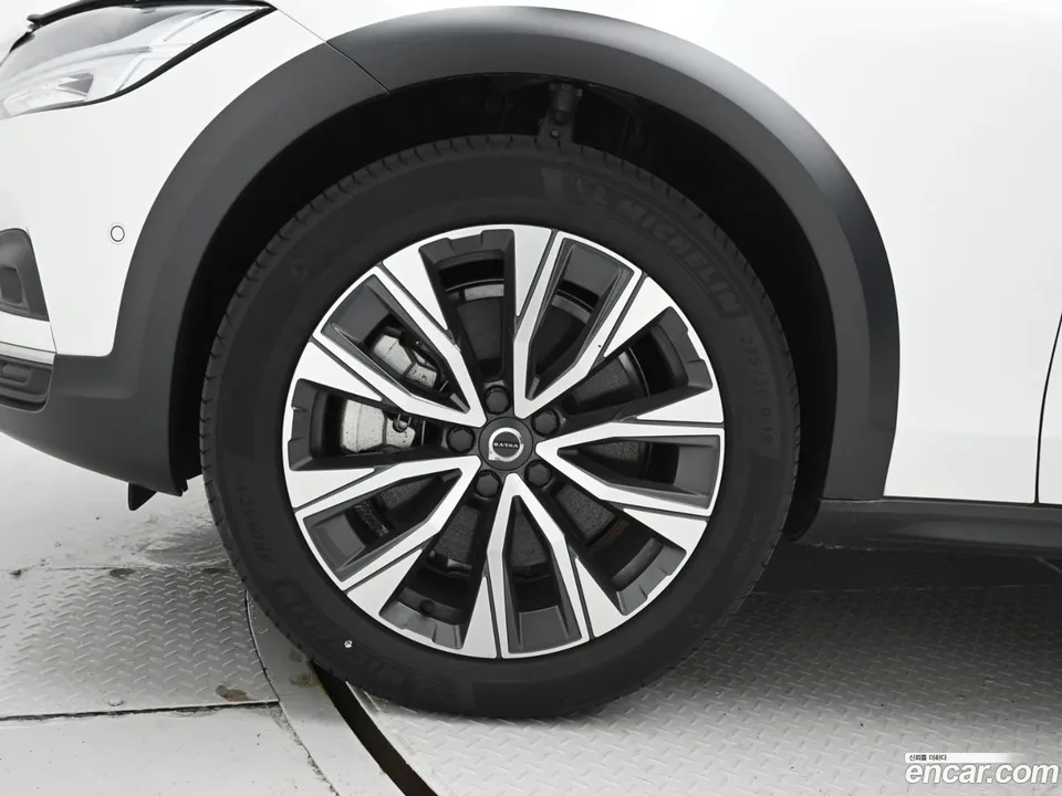 Volvo V90 Cross Country B5 AWD 2023 — миниатюра 2