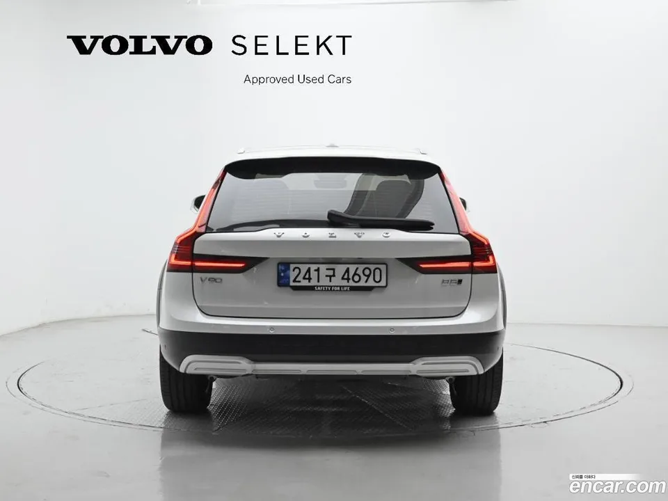 Volvo V90 Cross Country B5 AWD 2023 — миниатюра 4