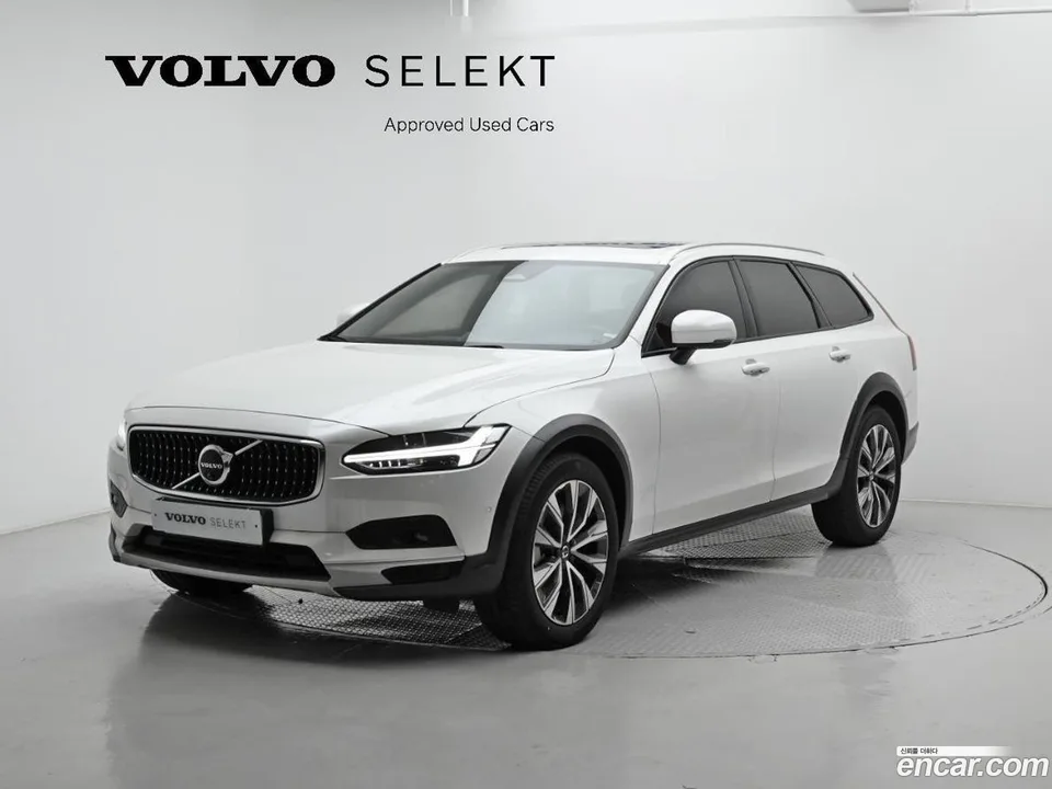 Volvo V90 Cross Country B5 AWD 2023 — фото 1, купить с доставкой в Москву