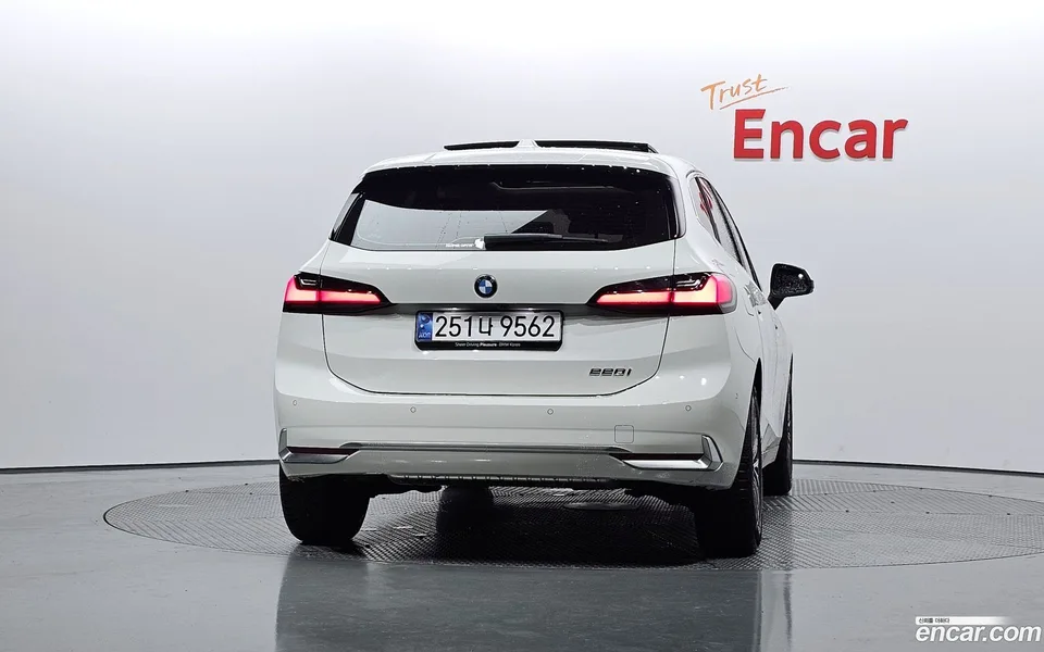 BMW 2 Series Active Tourer 220i 2024 — миниатюра 4