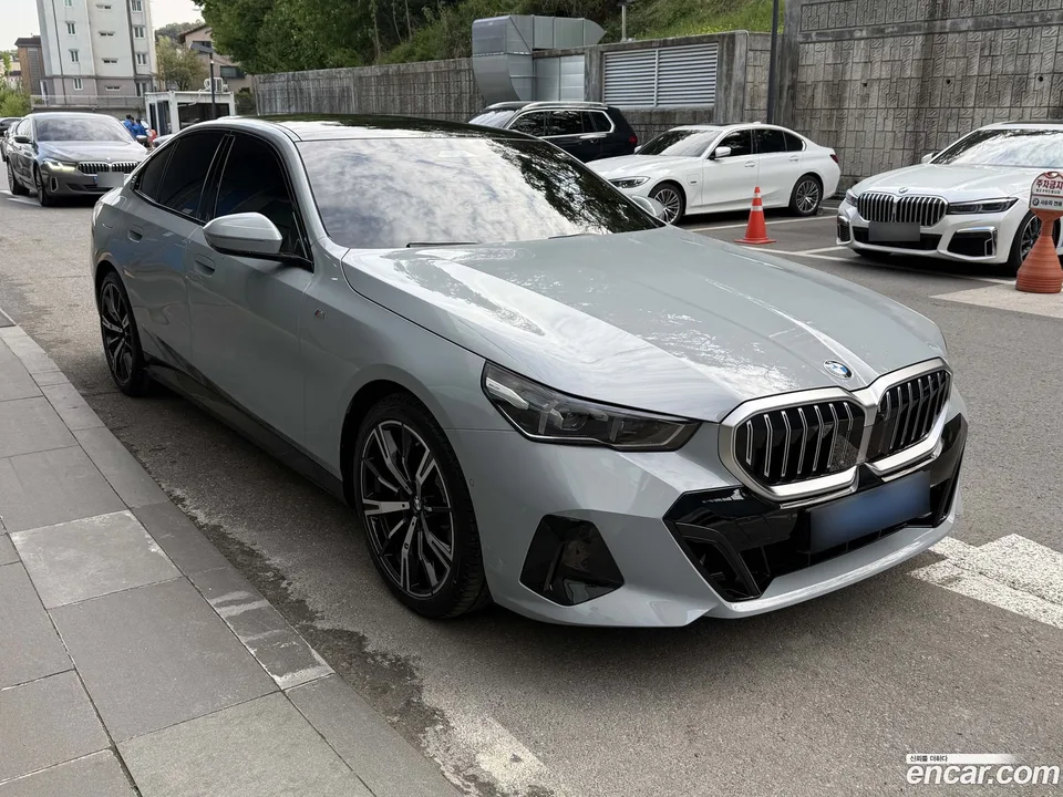 BMW 5 Series 530i xDrive M 2025 — фото 1, купить с доставкой в Москву