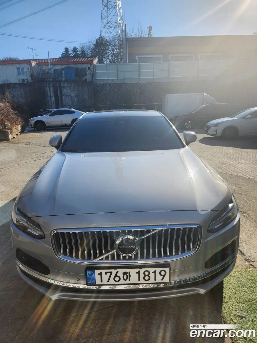 Volvo S90 B6 AWD 2023 — фото 1, купить с доставкой в Москву
