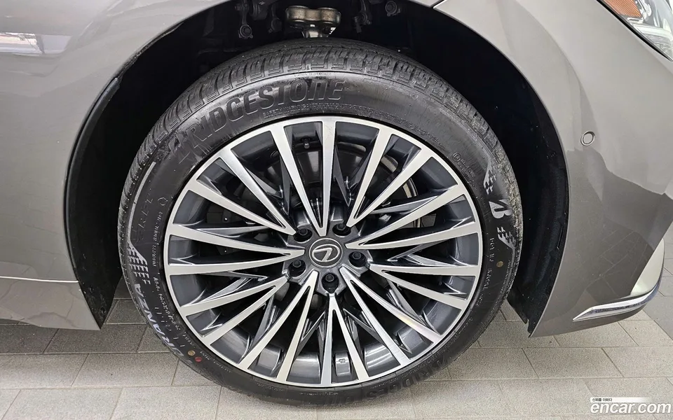 Lexus LS 500h 3.5 AWD 2024 — миниатюра 2