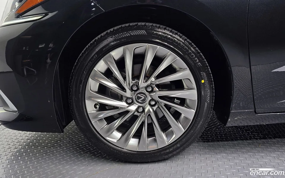 Lexus ES 300h 2023 — миниатюра 2