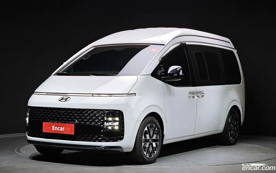 Hyundai Staria 4WD 7 2023 — фото 1, купить с доставкой в Москву