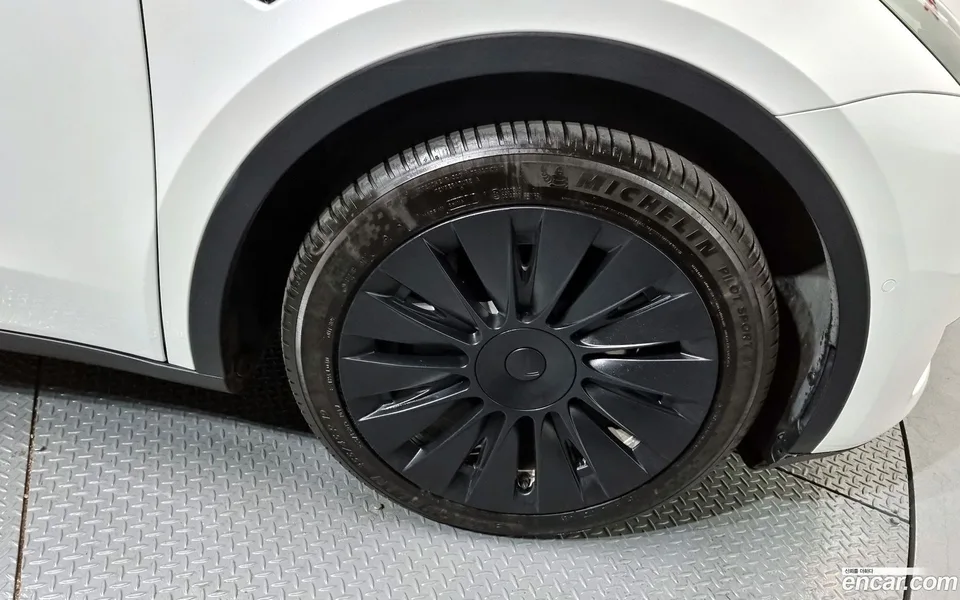 Tesla Model Y AWD 2022 — миниатюра 2