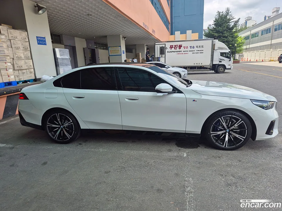 BMW 5 Series 530i xDrive M 2025 — миниатюра 4