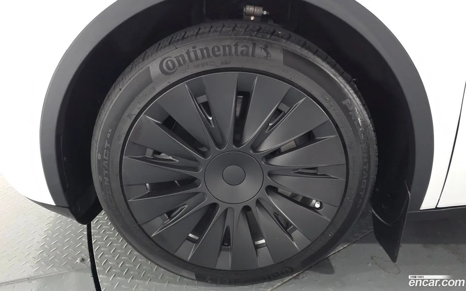 Tesla Model Y AWD 2022 — миниатюра 2