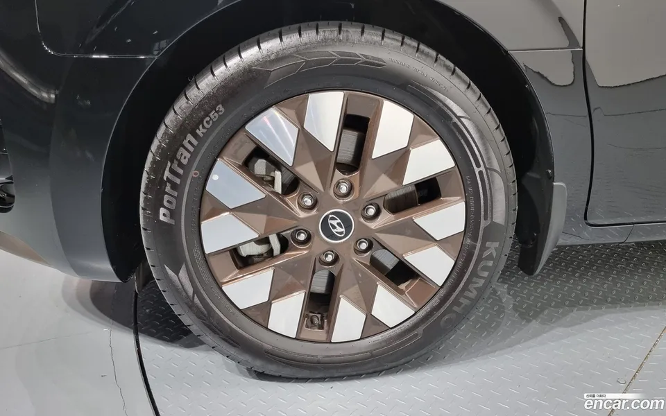 Hyundai Staria 4WD 7 2023 — миниатюра 2