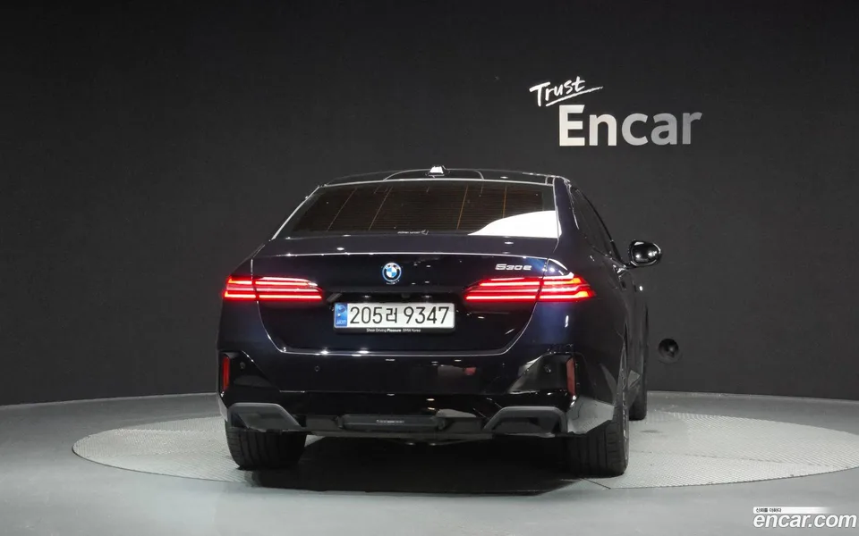 BMW 5 Series 530e M 2024 — миниатюра 4