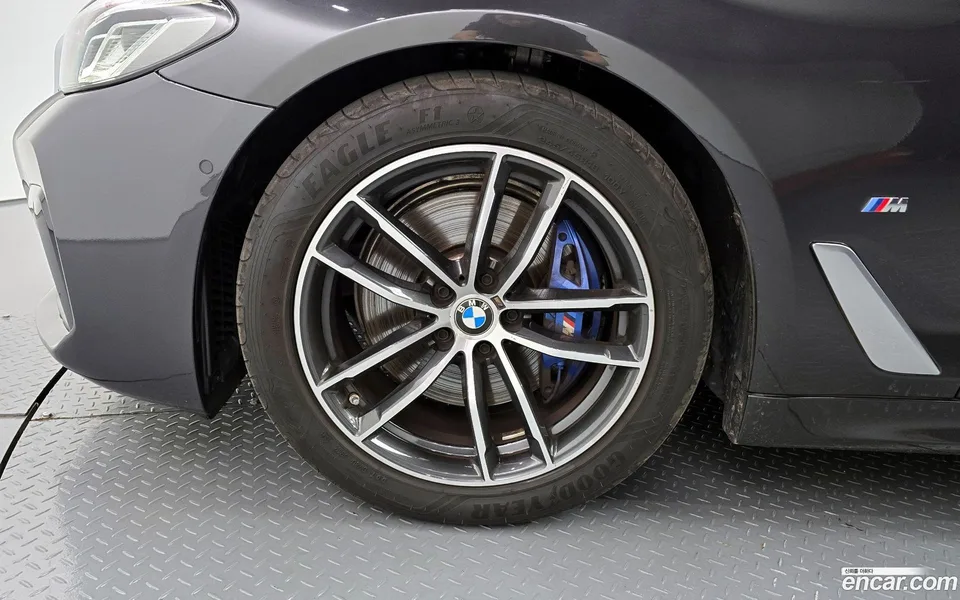 BMW 5 Series 520i M 2023 — миниатюра 2