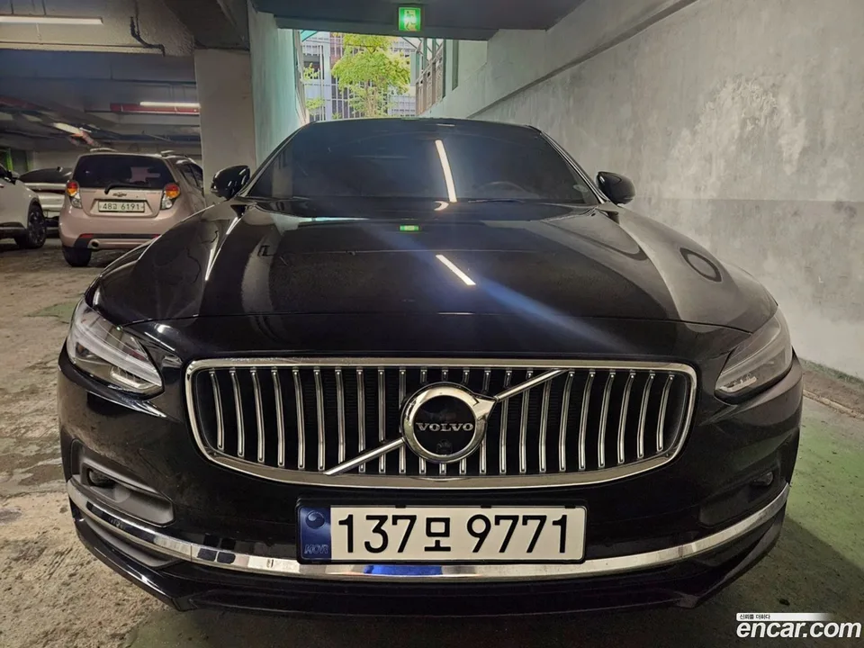 Volvo S90 B6 AWD 2023 — фото 1, купить с доставкой в Москву