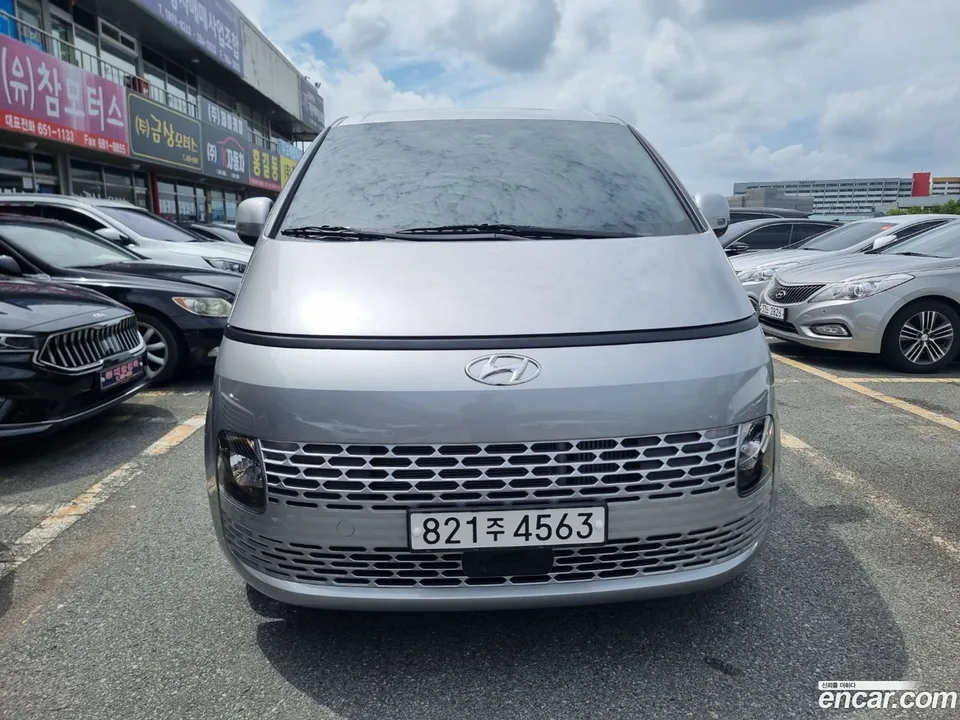 Hyundai Staria 5 2023 — фото 1, купить с доставкой в Москву