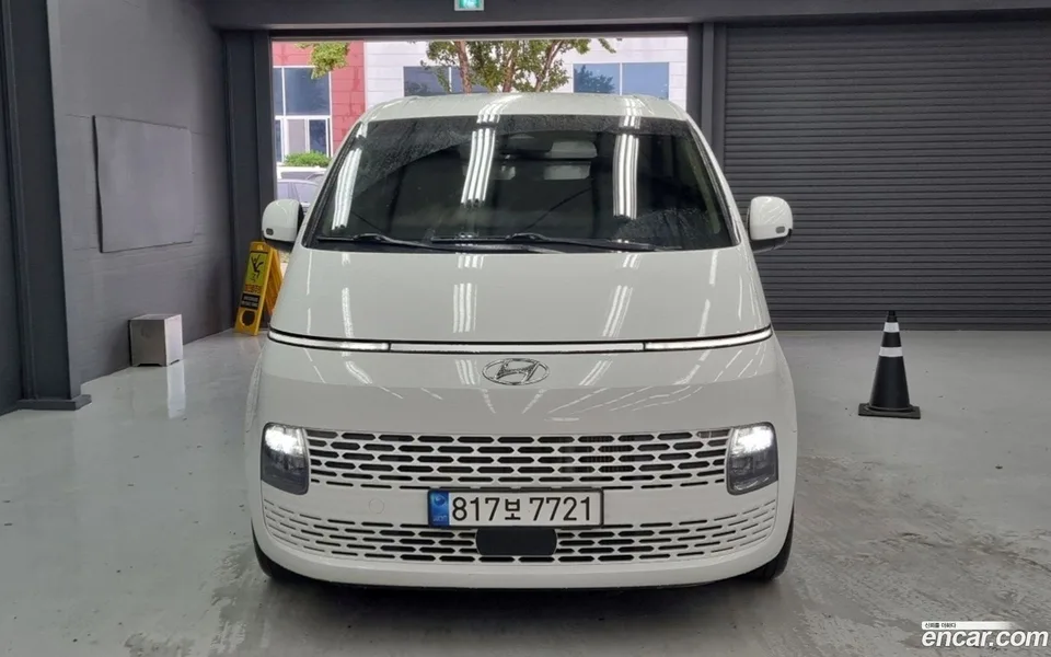 Hyundai Staria 5 2023 — фото 1, купить с доставкой в Москву