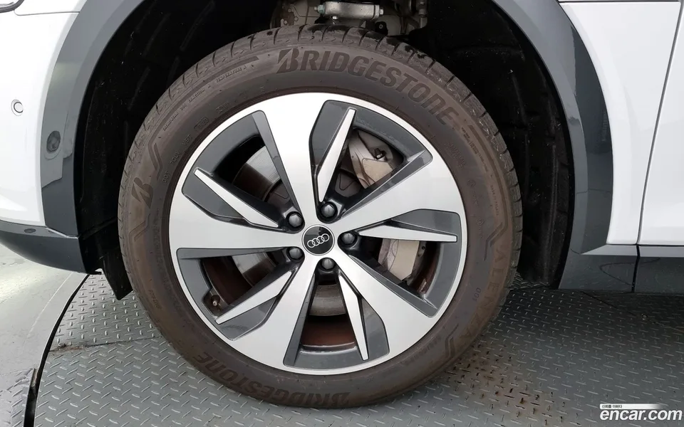Audi Q8 e-tron 55 2024 — миниатюра 5