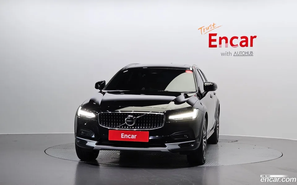 Volvo V90 Cross Country B5 AWD 2023 — миниатюра 3