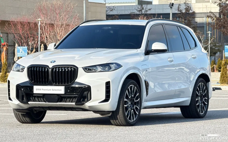 BMW X5 xDrive 50e M 2025 — фото 1, купить с доставкой в Москву