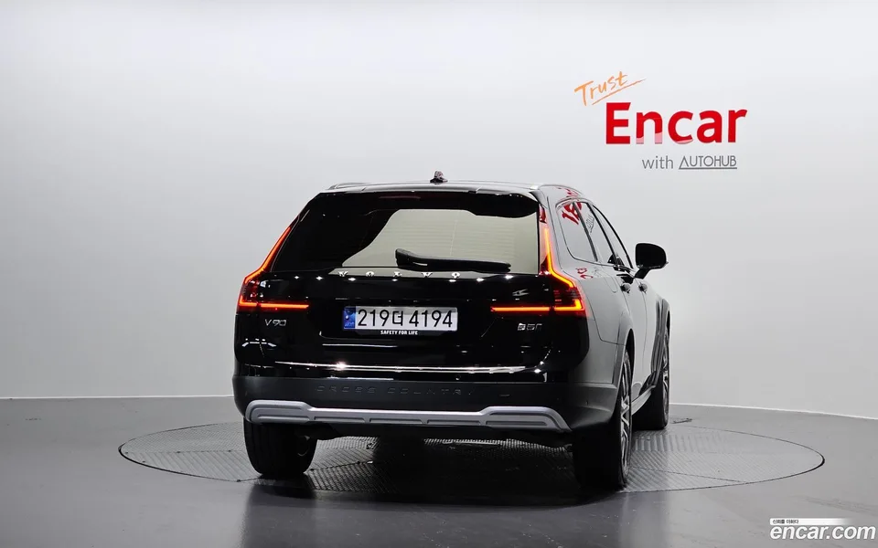 Volvo V90 Cross Country B5 AWD 2023 — миниатюра 4